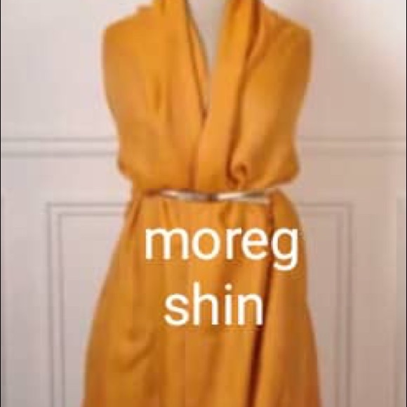 Light orange scarf with white flower - Picture 5 of 8